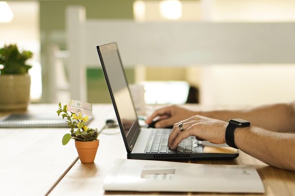 Elastyczność i wygoda nauki języka angielskiego w nowoczesnej formie online